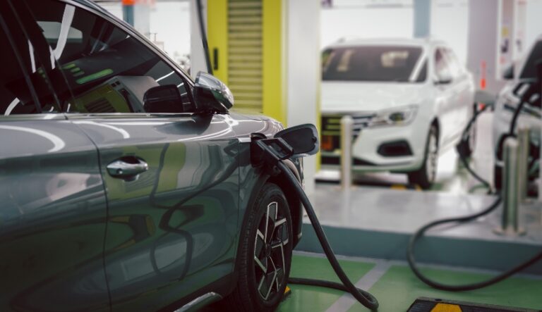 Como usar elevador automotivo para carros elétricos e híbridos