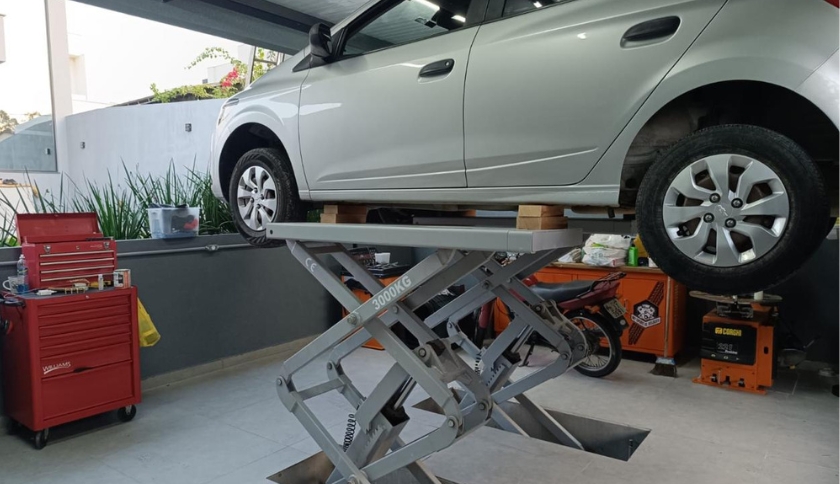 Elevador automotivo em uso numa oficina mecânica