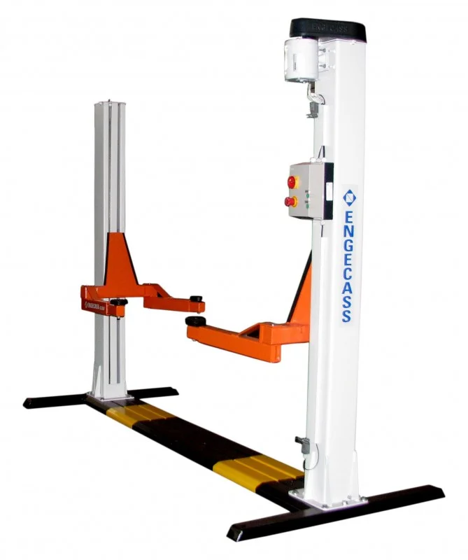 Elevador Automotivo 2.600 kg Trifásico a Óleo NR12 Engecass ECO2600